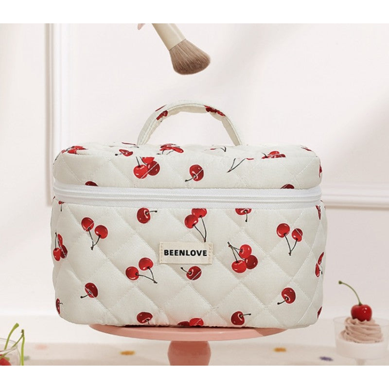 Kosmetyczka damska pikowana kuferek w wisienki 17 x 17 x 25,5cm KS123