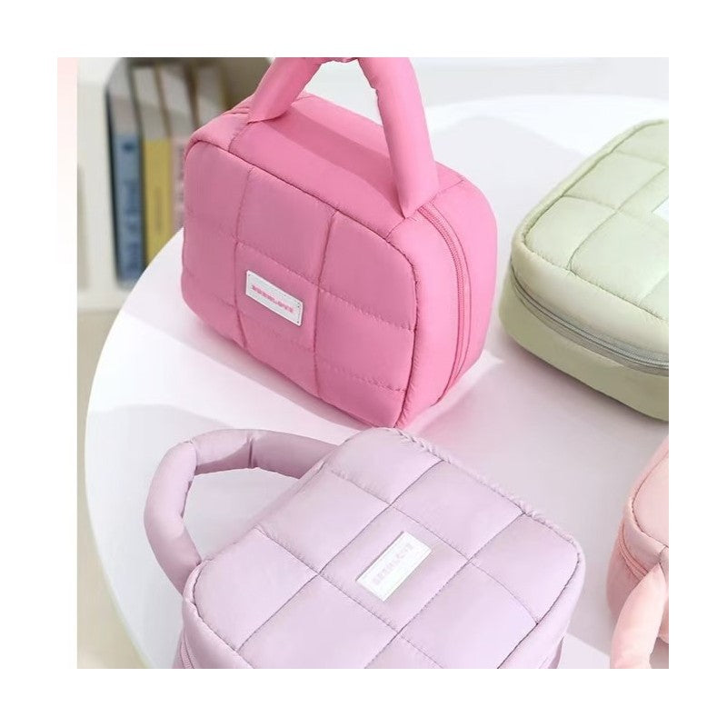 Kosmetyczka damska pikowana kuferek z rączką 21 x 17 x 8cm KS139R